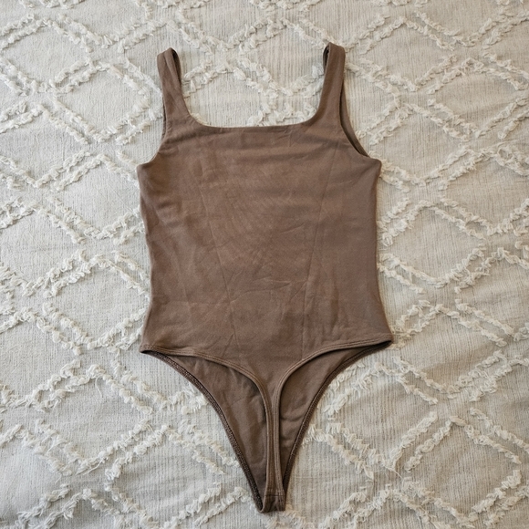 Aritzia Babaton Contour Squareneck Bodysuit Taupe Size Medium - Picture 4 of 7